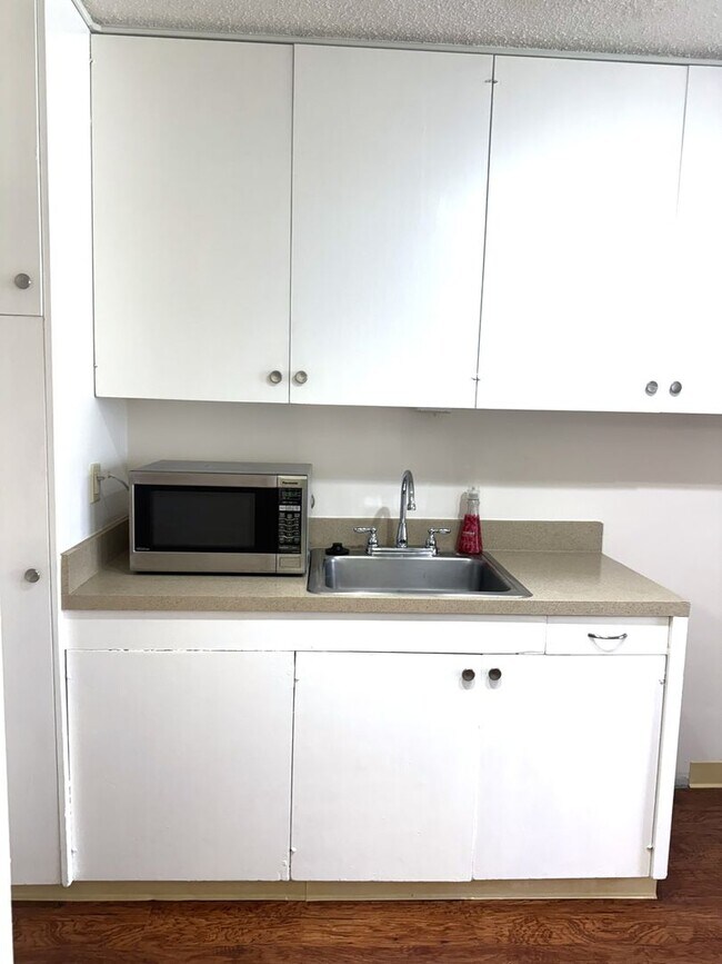 Building Photo - Rycroft Terrace - Upgraded Studio with Parking!