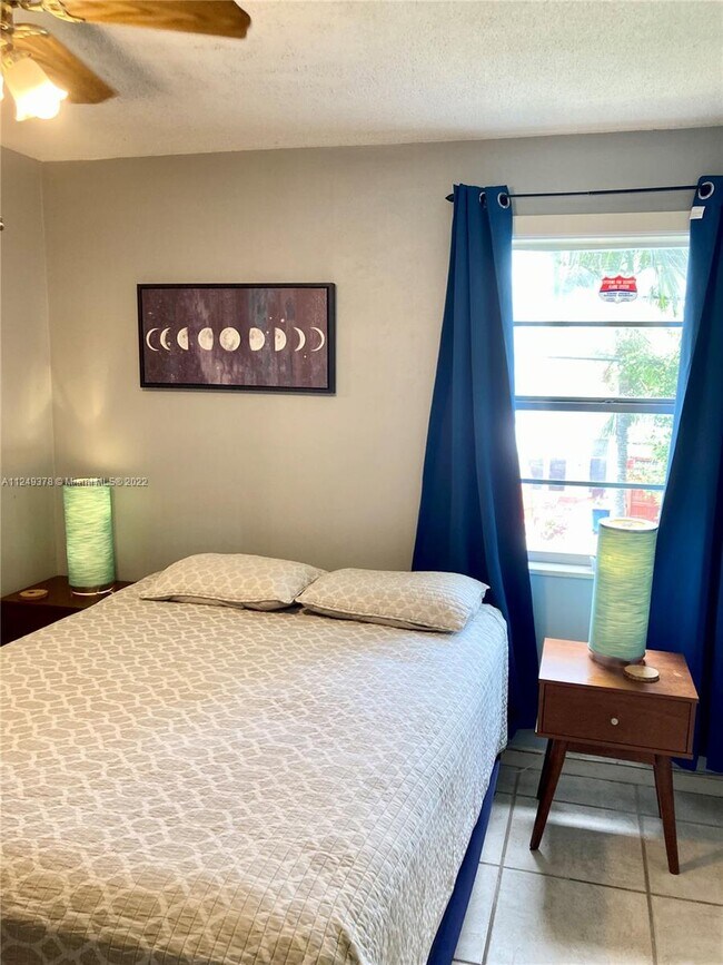 Building Photo - 2460 SW 18th Ave