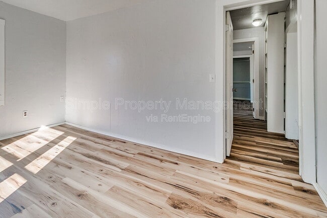Building Photo - 620 W Acres St