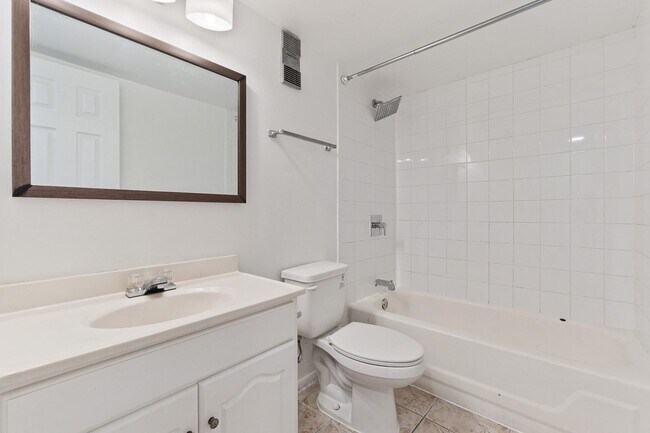 Building Photo - Charming 3-Bedroom, 2-Bathroom Condo in De...