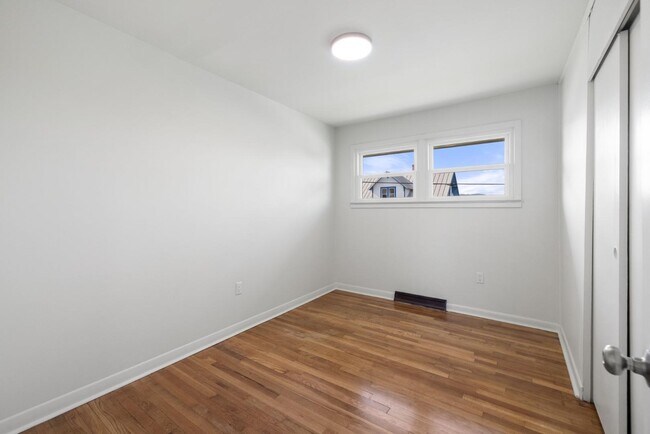 Building Photo - 389 Thompson St