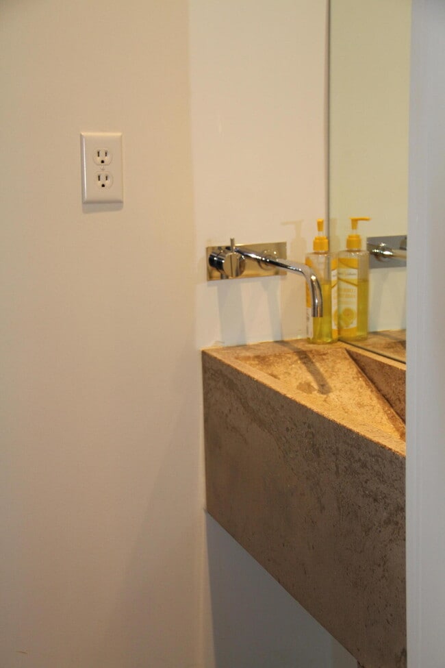 Building Photo - 310 2nd St