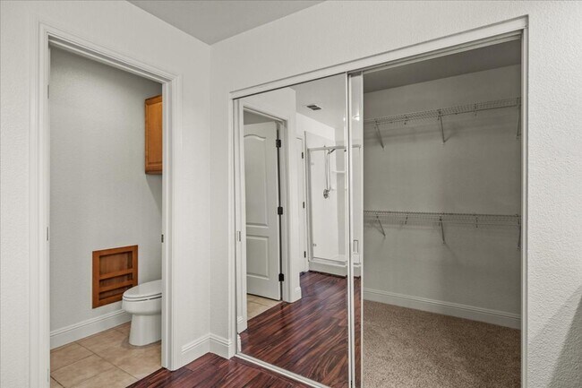 Building Photo - Elegant & Spacious 4 Bedroom Home Near Fol...