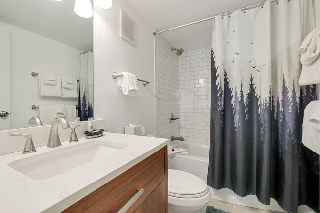 Building Photo - FREE MONTH RENT w/ 1 Year Lease - 3rd floo...