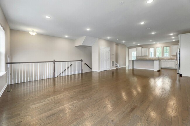 Building Photo - 704 Cottonwood Ct
