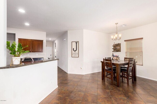 Building Photo - Gorgeous 3bed/2bath single level home in North Peoria!! Best Schools !!