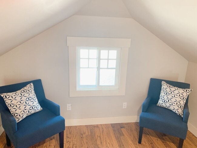 Building Photo - Adorable cottage in the Columbia Neighborhood