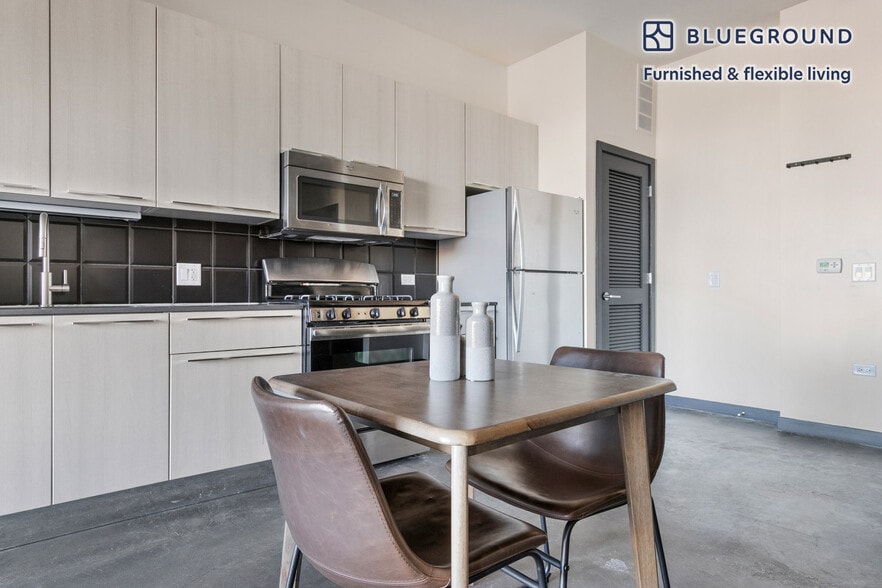 Building Photo - 1647 N Milwaukee Ave