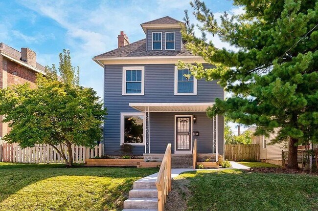 Building Photo - 5 BEDROOMS + 2.5 BATHROOMS + 3 FREE OFF-STREET Parking Spaces SINGLE FAMILY HOUSE!  Available Aug...