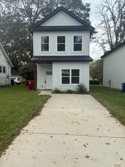 Building Photo - 744 Gracey Ave