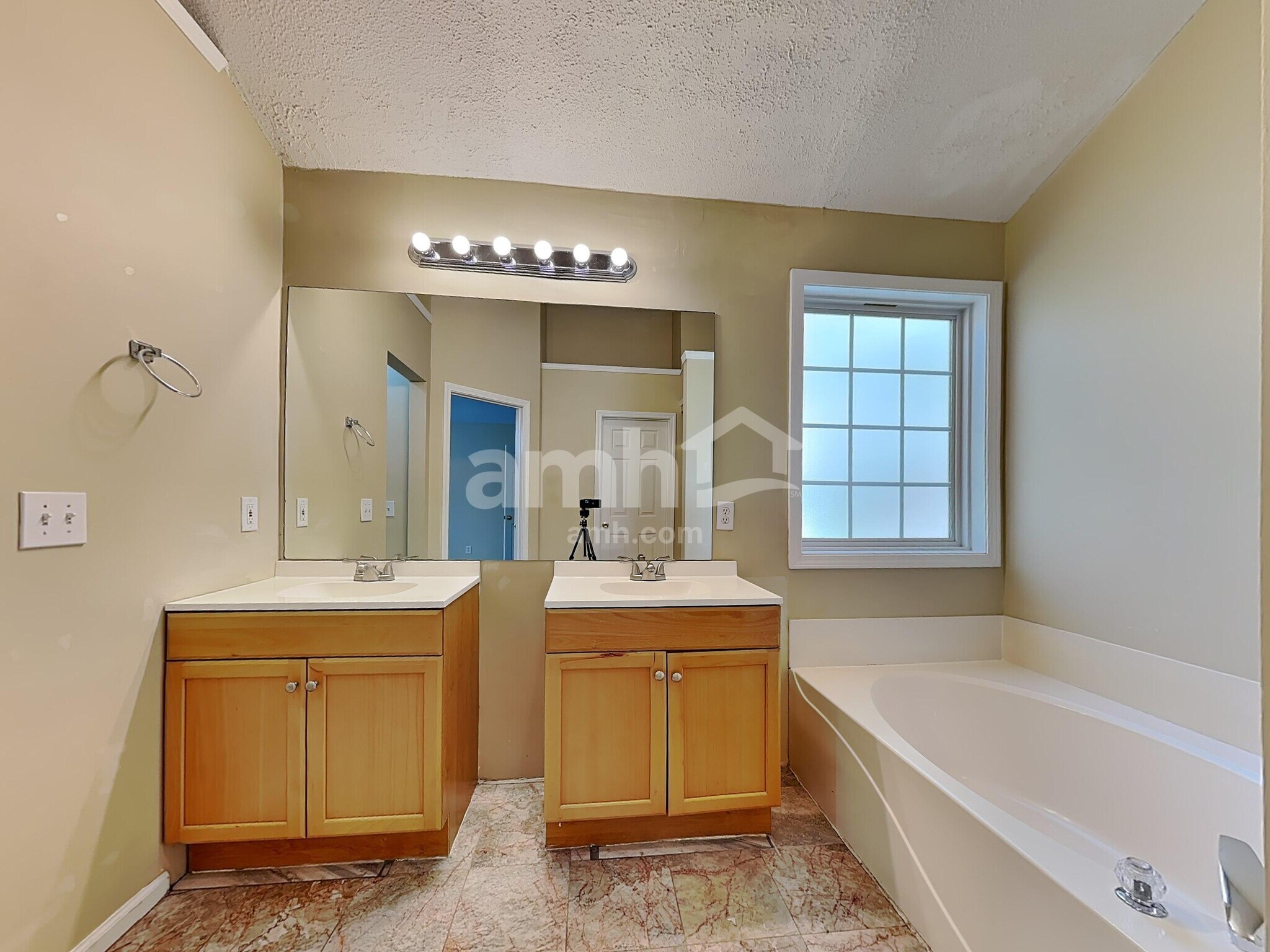 Building Photo - 34 Old Farm Rd