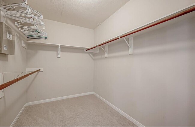 Building Photo - 16431 Sunlamp Ct