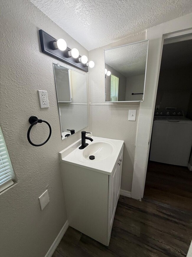 Building Photo - Renovated 2 bedroom, 2 bathroom duplex in ...