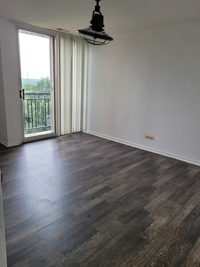 Building Photo - 6010 Oakwood Dr