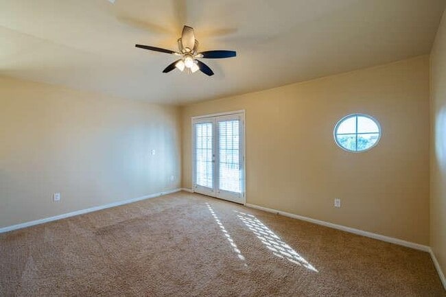 Building Photo - 402 Zenith Rd