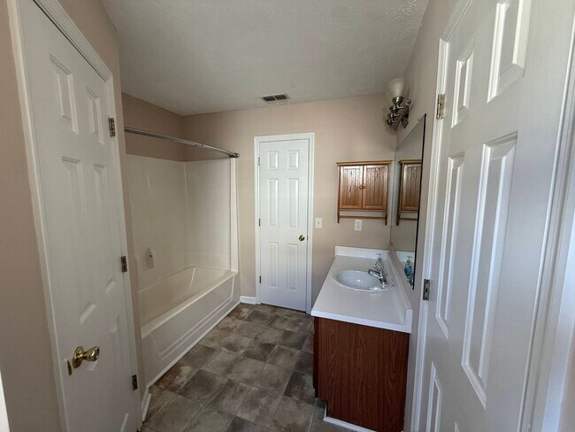 Building Photo - Convenient Murfreesboro Living – 3 Bed, 2 Bath with 2-Car Garage