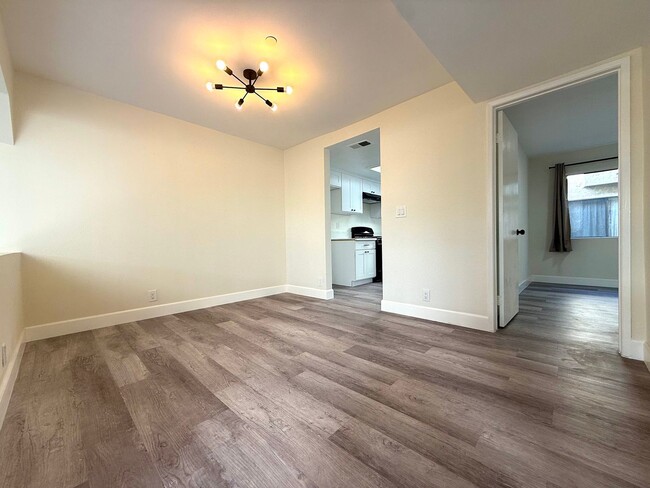 Building Photo - Beautifully Updated End-Unit Condo for Ren...