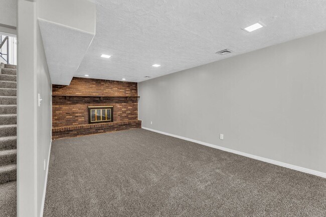 Building Photo - Spacious 5 Bed in Riverdale with Large Yard
