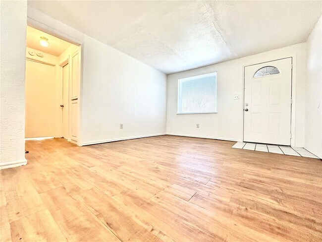 Building Photo - 1700 Karen Dr