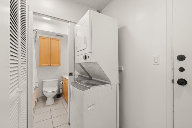 Building Photo - Waikiki Fully furnished studio/1 ba / 1 prk Washer/Dryer in unit