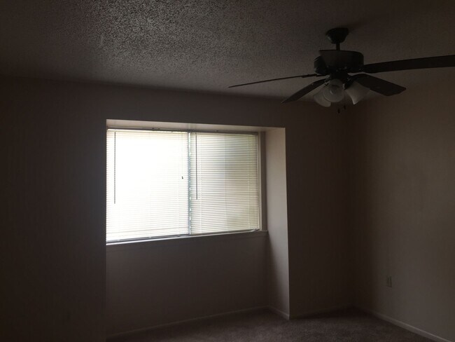 Building Photo - 2 bedroom 2 bath town home in a gated comm...