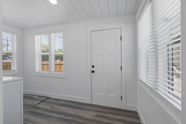 Building Photo - 5 Bed 2 Bath MODERN HERITAGE HOME