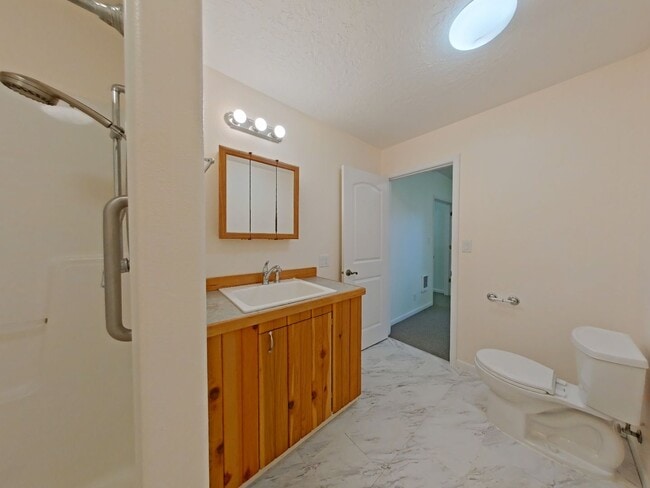 Building Photo - Huge 5 Bedroom Cabin-Style Home on 2+ Wood...