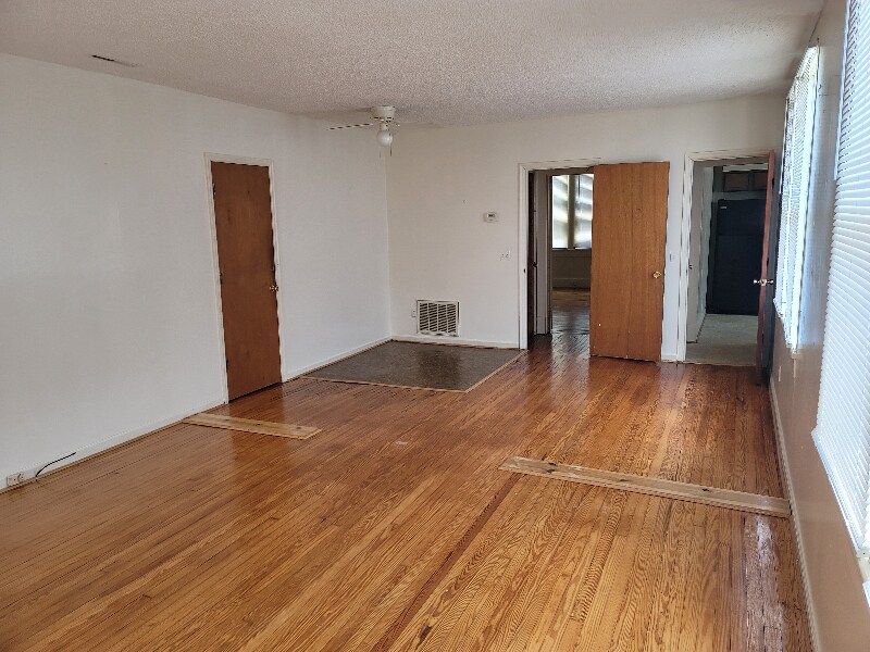 Building Photo - 448 W Railroad Ave