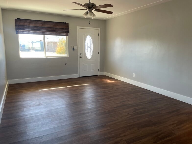 Livingroom - 2118 W Glenn Dr