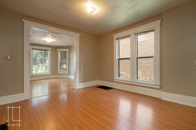 Building Photo - 207 W Hubbard Ave