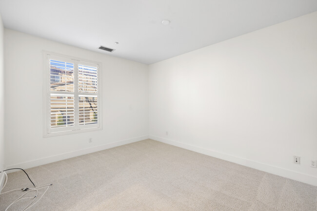 Building Photo - 19 Vinca Ct