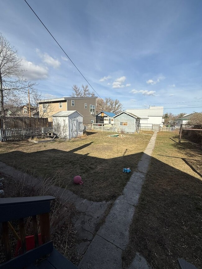 Building Photo - 227 S H St