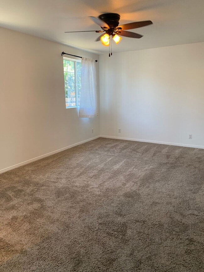 Building Photo - Spacious 3+3 Single Story Home w/ office -...