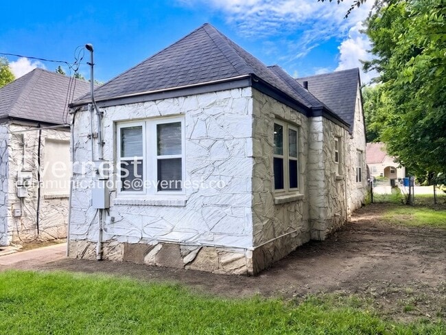 Building Photo - 2 Bed/1 Bath Townhome with Off-Street Parking / Pet-Friendly / Available Now!