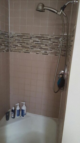 Building Photo - 320 W Sycamore St