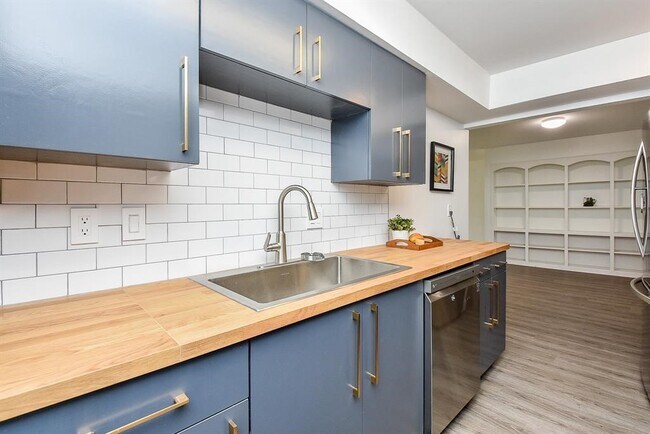 Building Photo - 357 N Post Oak Ln