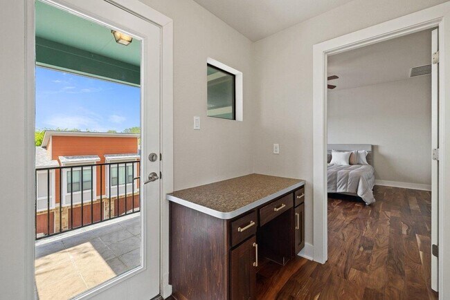 Building Photo - 1504 Lorraine Loop