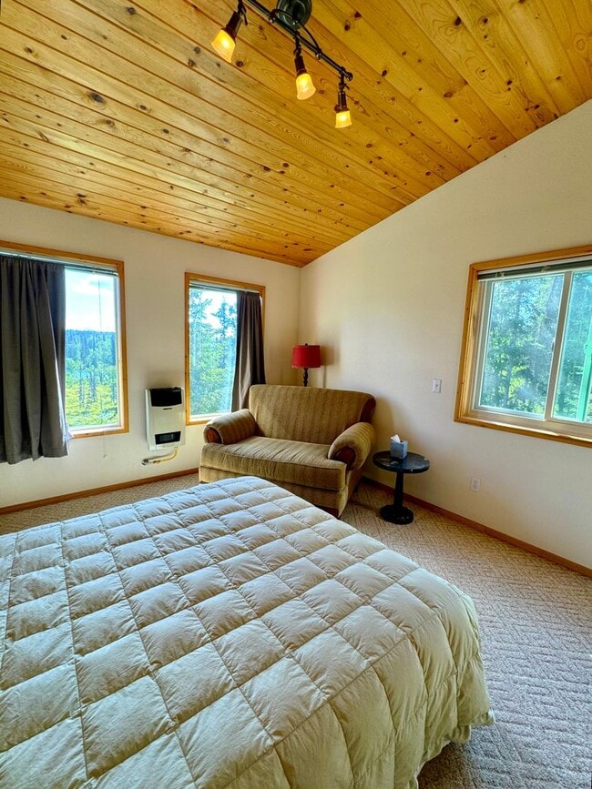 Building Photo - RIVERFRONT HOME + SHOP!