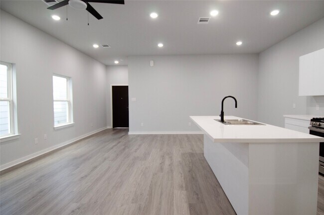 Building Photo - 2830 Mansfield St