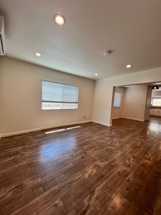 Building Photo - 711 Maltman Ave