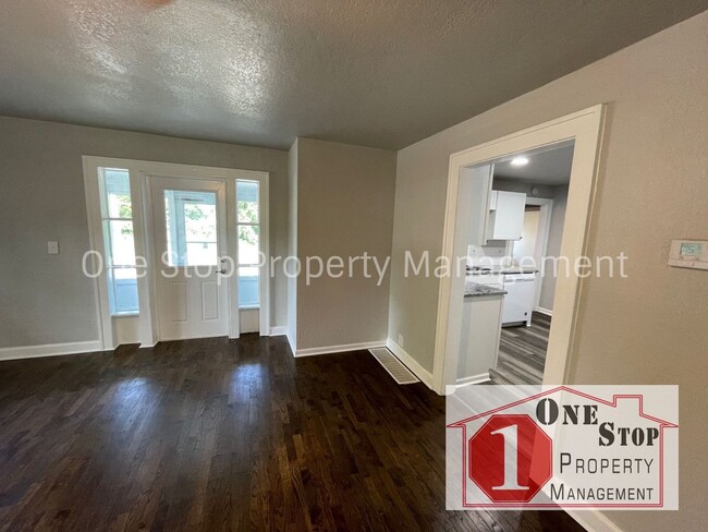 Building Photo - Adorable  Remodeled 3 Bedroom 2 Bathroom C...