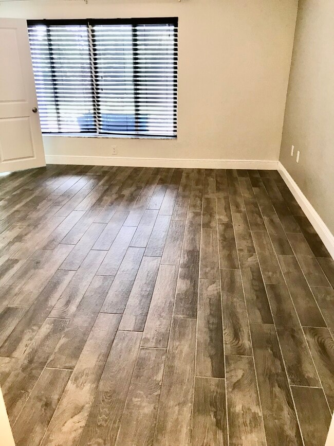 MASTER BEDROOM - 3679 Oakhill Dr