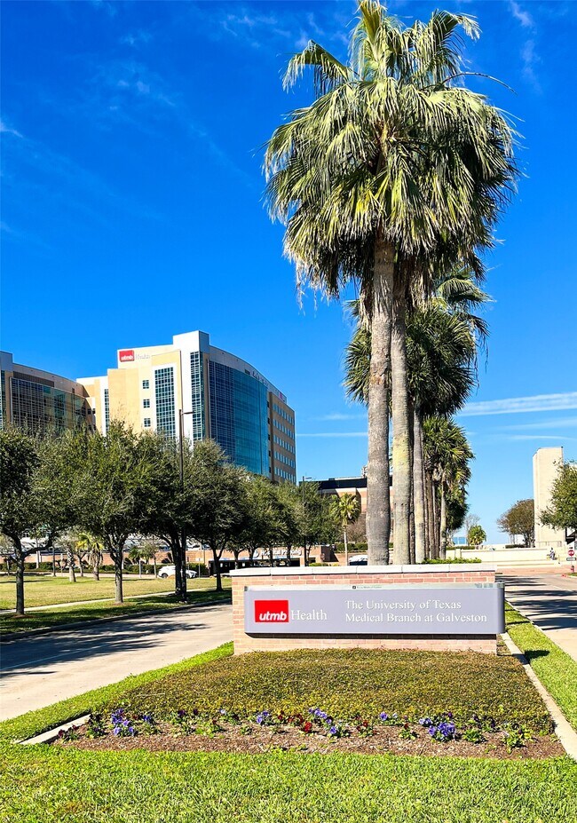 Building Photo - 2010 The Strand