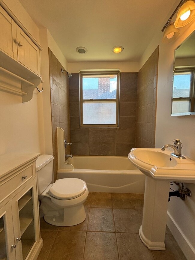 Building Photo - Cozy 2-bedroom bungalow! Detached 2-car garage!