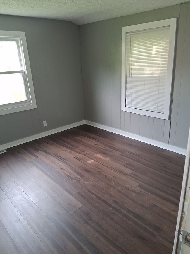 Building Photo - Charming 2 bed 1 bath with AC, large fence...