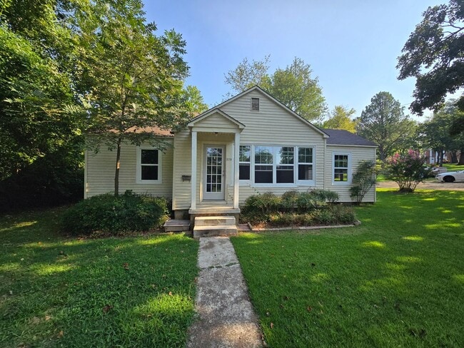 Primary Photo - 2 Bed/1 Bath Cottage in Batesville
