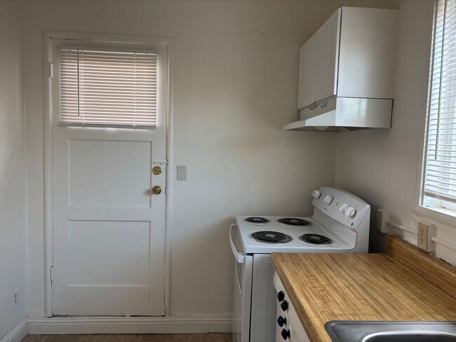 Building Photo - Second St (1186)