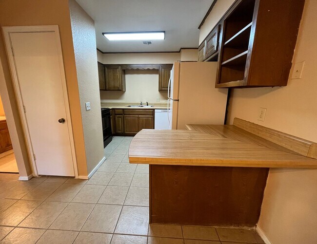 Building Photo - Broken Arrow duplex: 3 bedroom Duplex!