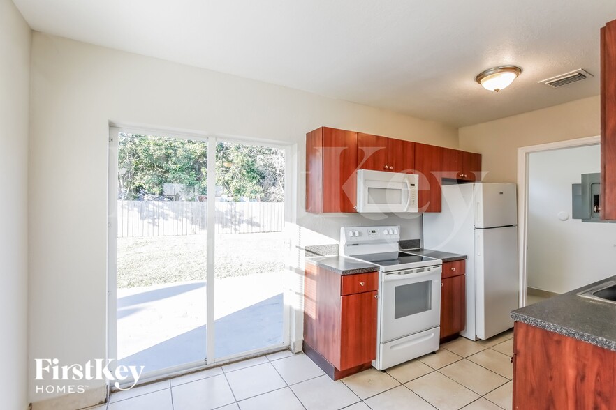 Building Photo - 1231 NE 214th St