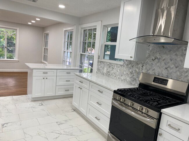 Building Photo - UT PRE LEASE: Charming 3 bed / 2 bath Hous...